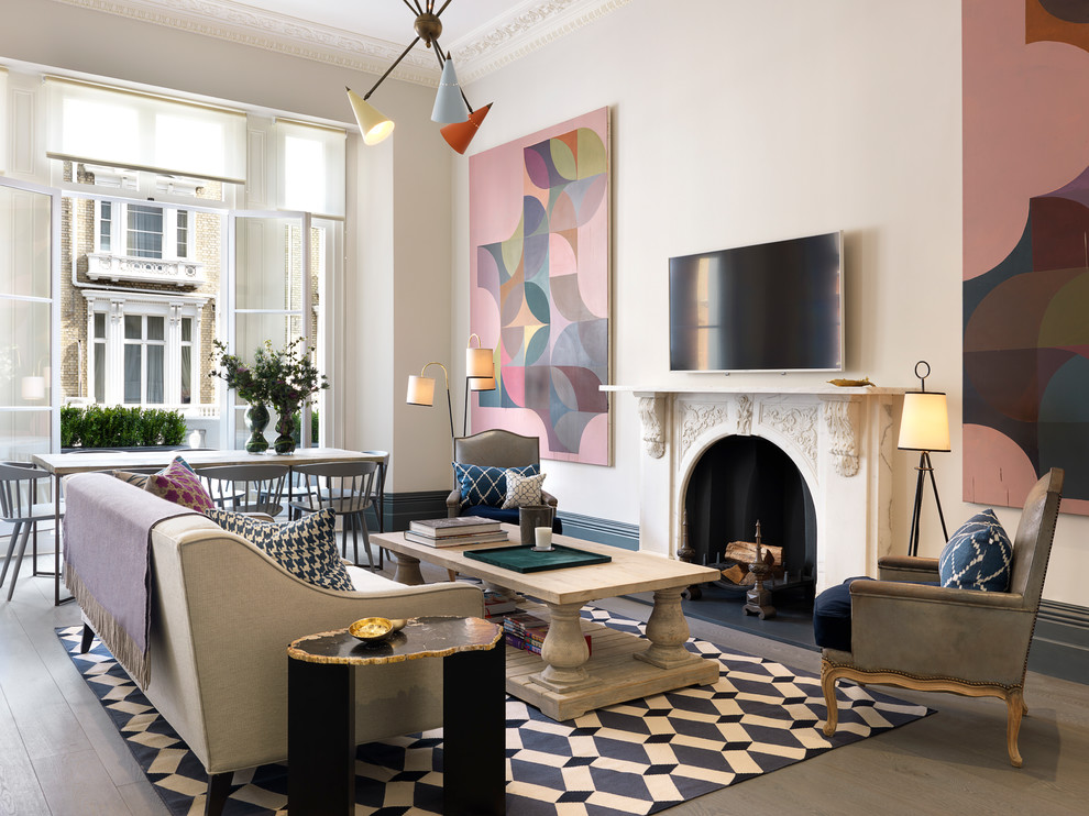 Idee per un soggiorno minimal aperto con pareti bianche, parquet chiaro, camino classico, TV a parete e pavimento grigio