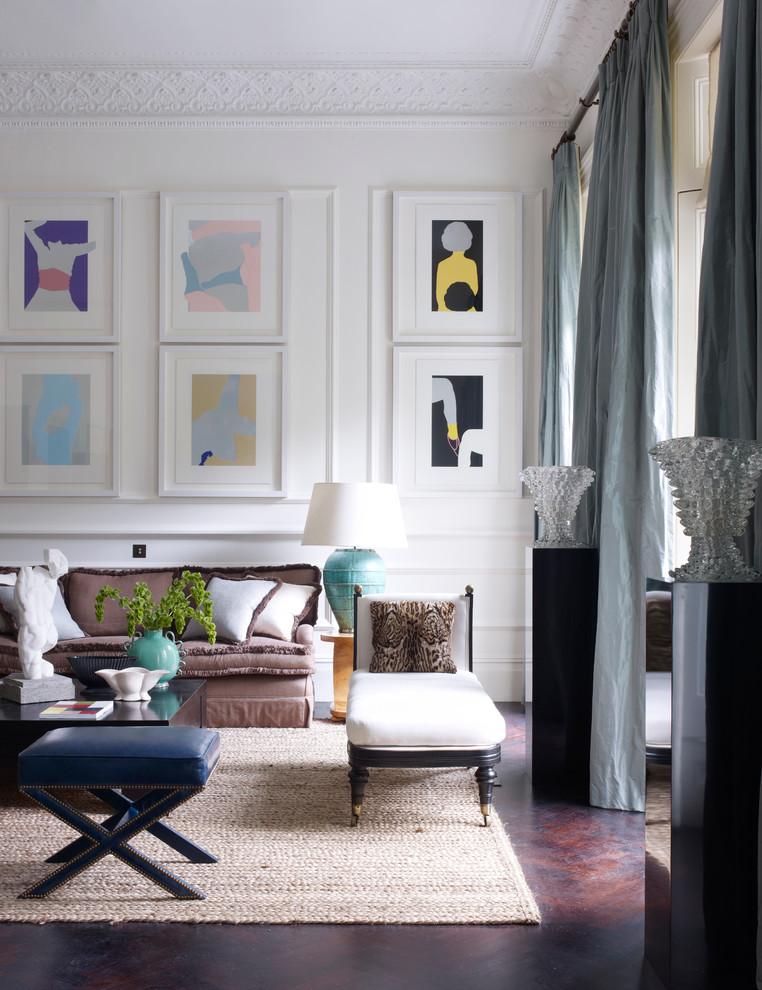Идея дизайна: гостиная комната в стиле неоклассика (современная классика) с коричневым диваном