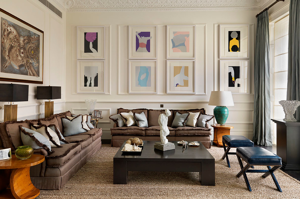 Geräumiges, Repräsentatives, Fernseherloses, Offenes Modernes Wohnzimmer ohne Kamin mit weißer Wandfarbe und dunklem Holzboden in London