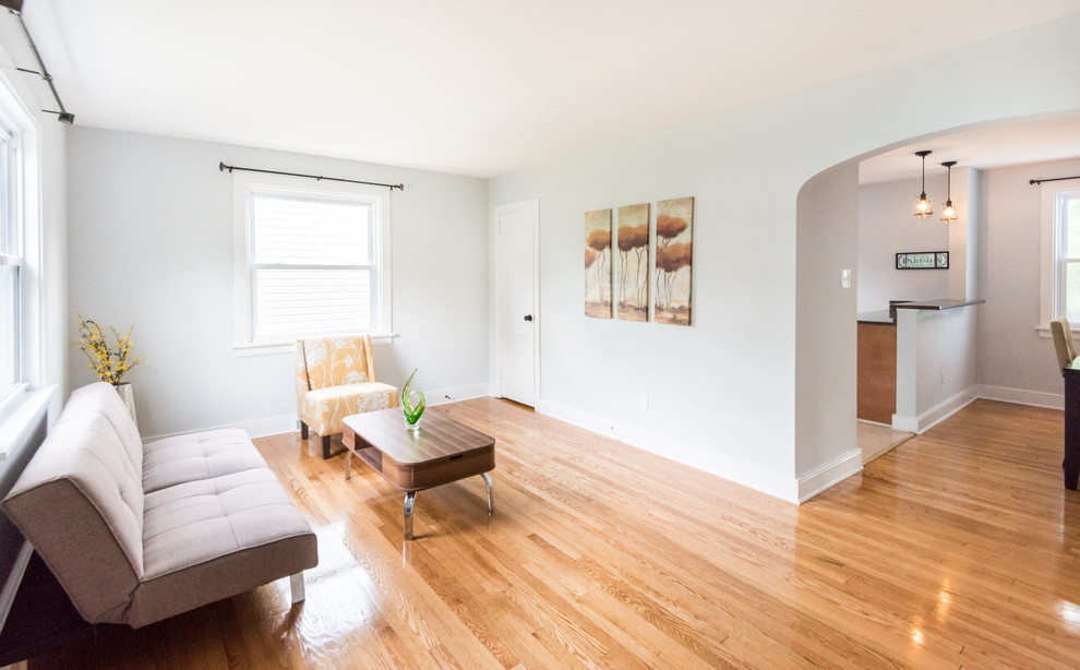 На фото: открытая гостиная комната среднего размера в современном стиле с серыми стенами и светлым паркетным полом с