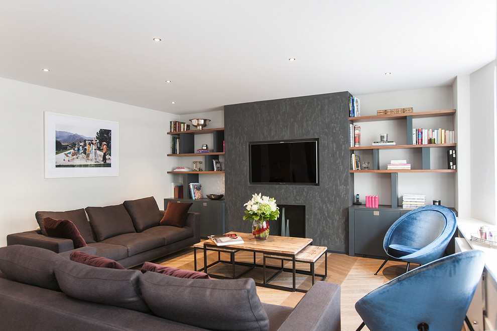 Großes, Offenes Modernes Wohnzimmer mit grauer Wandfarbe, braunem Holzboden, Kamin, verputzter Kaminumrandung, TV-Wand und braunem Boden in London