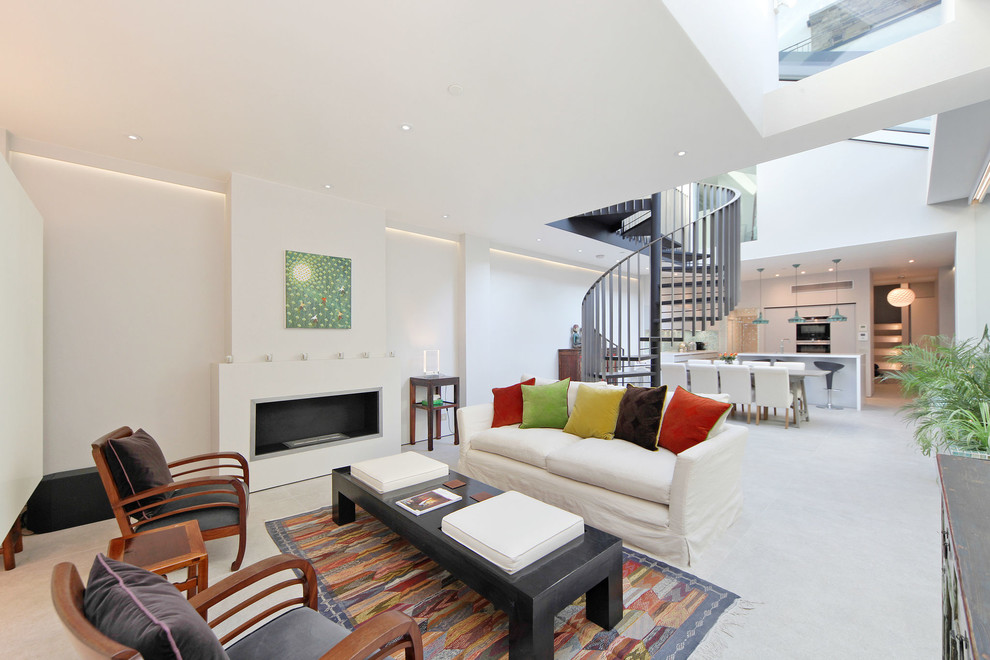Großes, Offenes, Repräsentatives Modernes Wohnzimmer mit weißer Wandfarbe, Kamin und grauem Boden in London