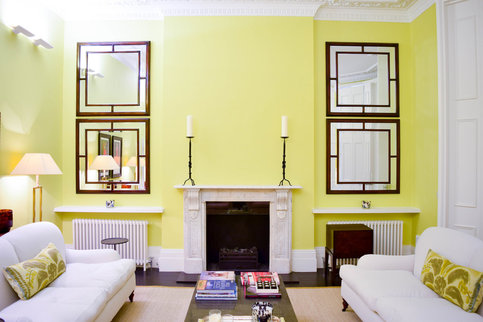 Idée de décoration pour un salon asiatique fermé avec un mur vert, parquet foncé, un manteau de cheminée en béton et un sol marron.