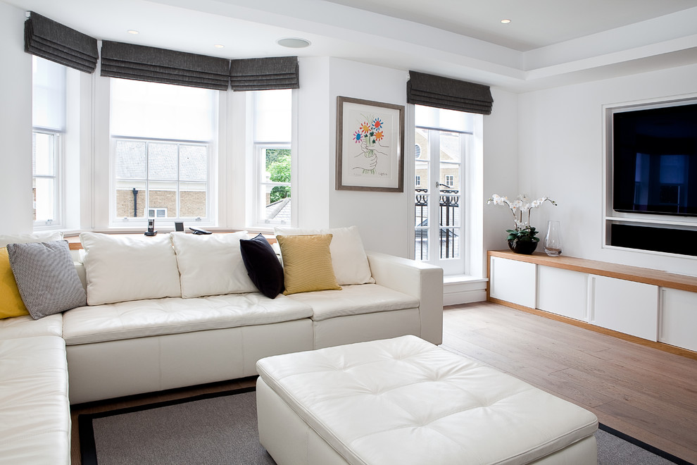 Идея дизайна: гостиная комната в современном стиле с белыми стенами и ковром на полу