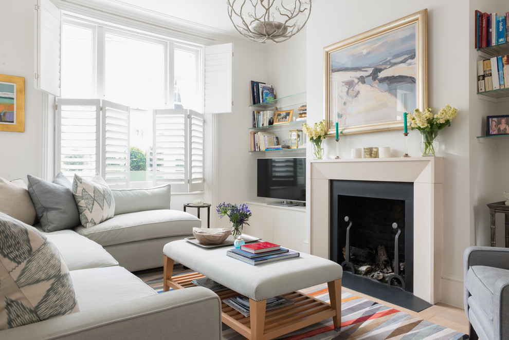 Inspiration pour un salon design de taille moyenne et ouvert avec un mur jaune, parquet clair, une cheminée standard, un manteau de cheminée en pierre et un téléviseur indépendant.