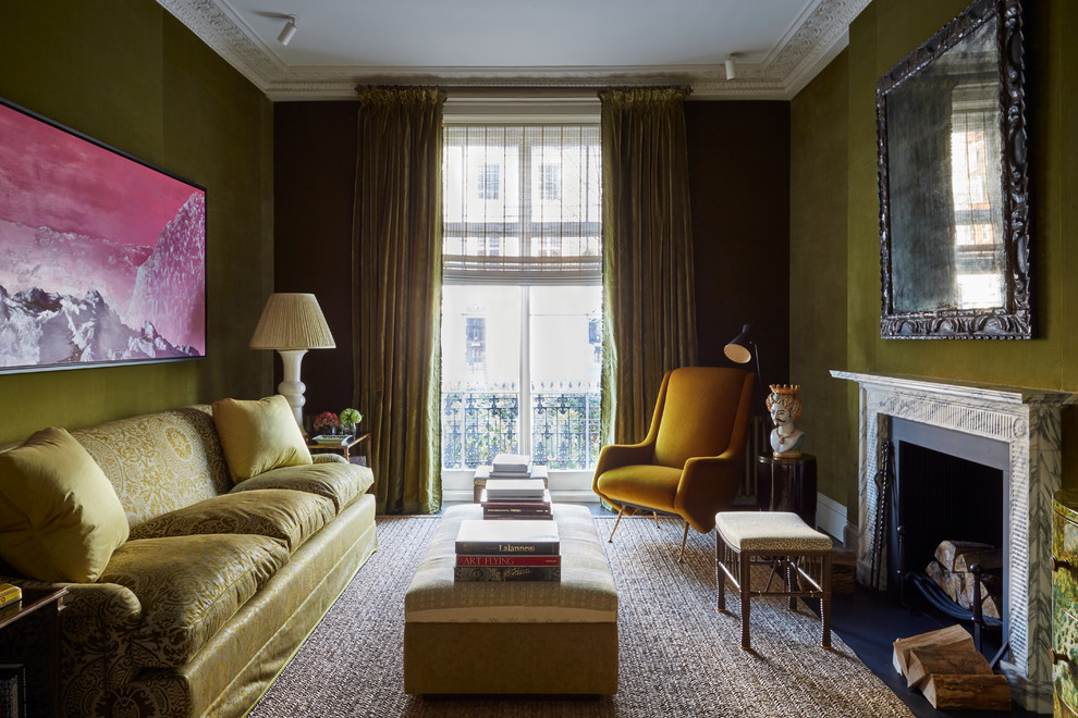 Klassisches Wohnzimmer mit grüner Wandfarbe, Kamin und schwarzem Boden in London