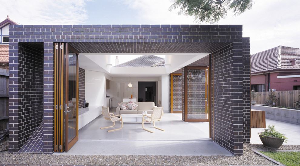 Repräsentatives Modernes Wohnzimmer mit weißer Wandfarbe und Betonboden in Sydney