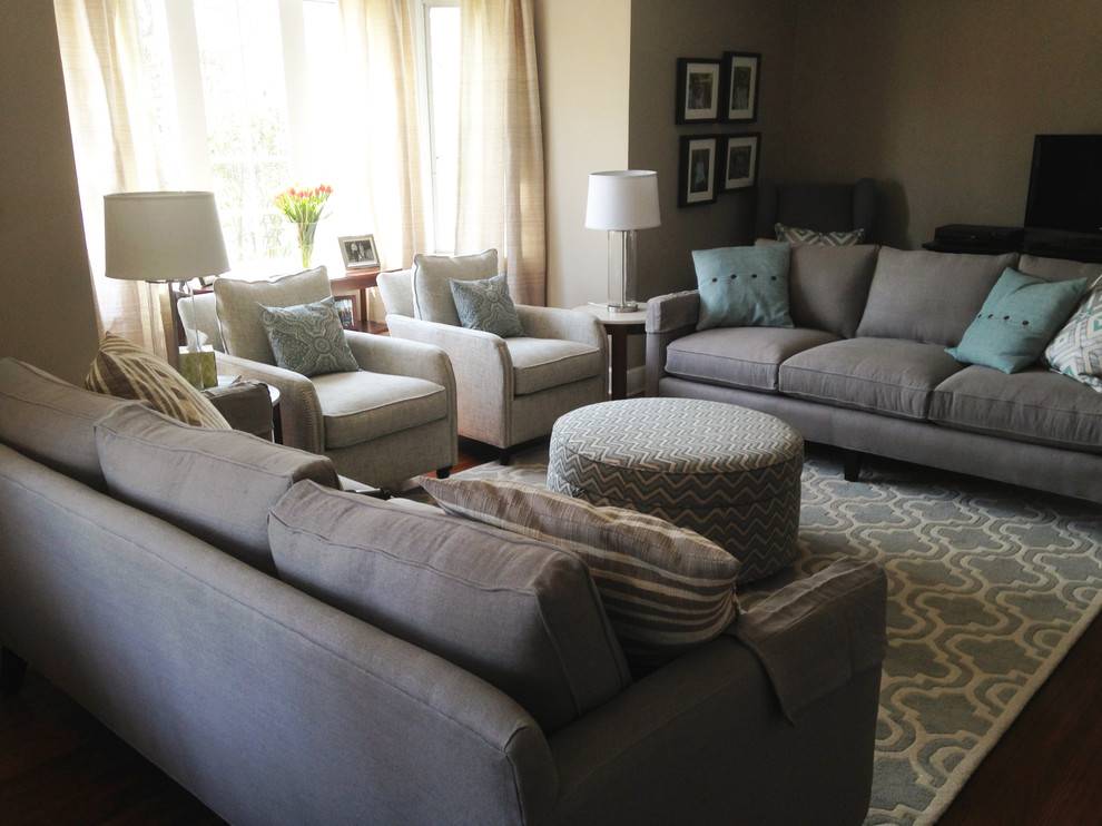 Esempio di un soggiorno classico chiuso con sala formale, pareti beige, pavimento in legno massello medio e TV autoportante
