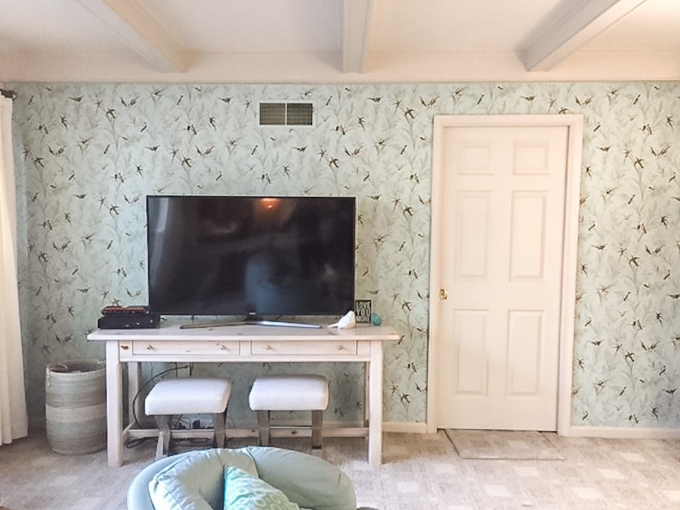 Foto på ett litet shabby chic-inspirerat separat vardagsrum, med ett finrum, blå väggar, heltäckningsmatta, en fristående TV och beiget golv