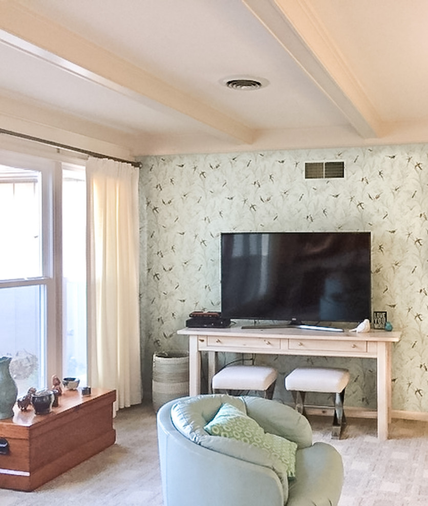 Kleines, Repräsentatives, Abgetrenntes Shabby-Look Wohnzimmer mit blauer Wandfarbe, Teppichboden, freistehendem TV, beigem Boden, Kassettendecke und Tapetenwänden in Sonstige