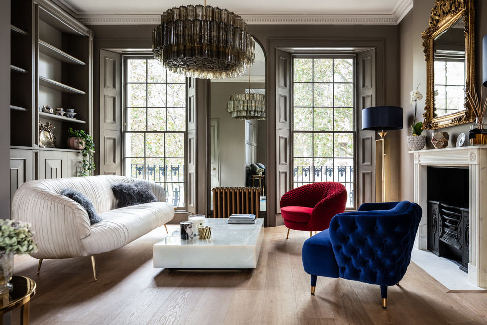 Großes, Repräsentatives, Fernseherloses Modernes Wohnzimmer mit hellem Holzboden, Kamin und brauner Wandfarbe in London
