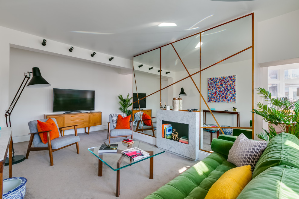 Großes Modernes Wohnzimmer mit weißer Wandfarbe, Teppichboden, freistehendem TV und grauem Boden in London