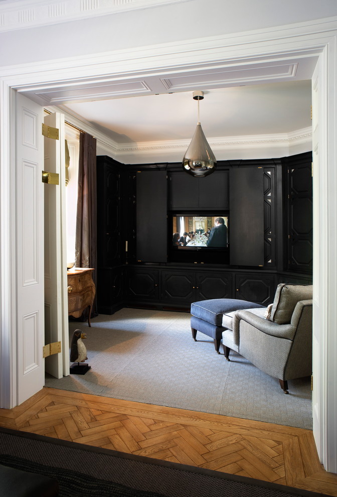 Mittelgroßes, Repräsentatives, Abgetrenntes Klassisches Wohnzimmer ohne Kamin mit weißer Wandfarbe, Teppichboden, verstecktem TV und grauem Boden in London