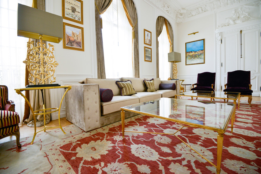 Diseño de salón para visitas cerrado tradicional renovado extra grande sin televisor con paredes beige, suelo de madera en tonos medios y cortinas