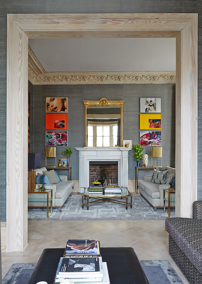 Großes Eklektisches Wohnzimmer im Loft-Stil mit grauer Wandfarbe, hellem Holzboden, Kamin, beigem Boden und Kaminumrandung aus Stein in London