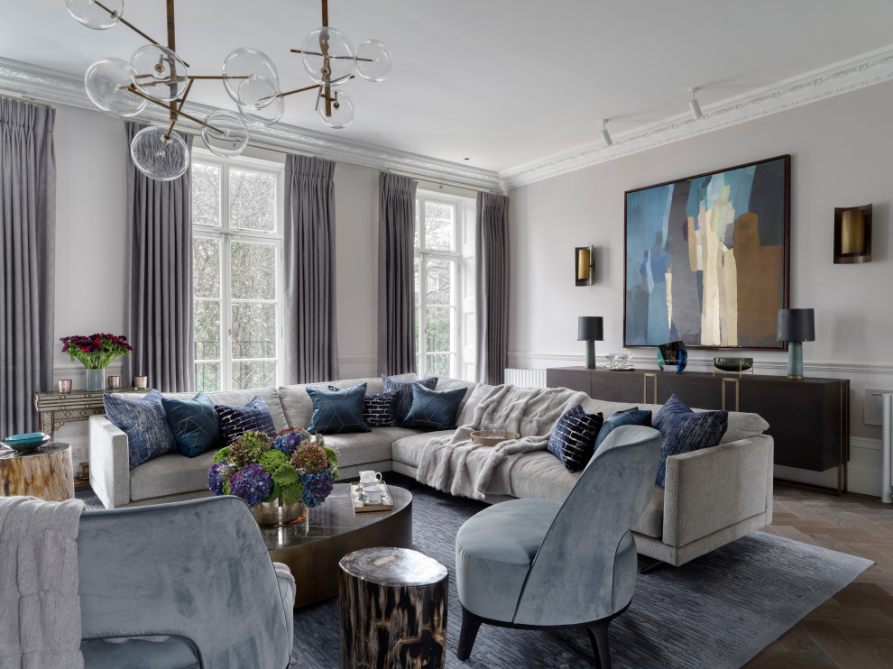 Großes, Repräsentatives, Abgetrenntes Modernes Wohnzimmer mit grauer Wandfarbe, Kamin, Kaminumrandung aus Stein und grauem Boden in London