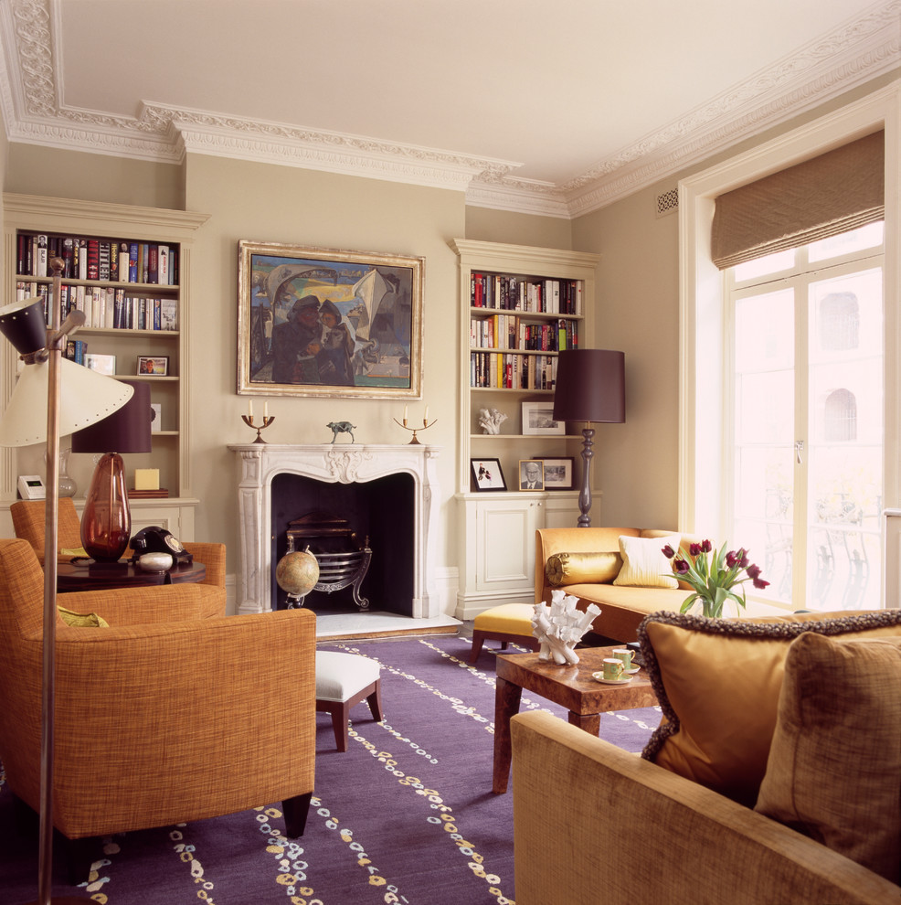 Großes, Repräsentatives, Fernseherloses, Abgetrenntes Klassisches Wohnzimmer mit Kamin, Kaminumrandung aus Stein und grauer Wandfarbe in London
