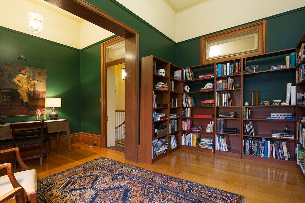 Große, Fernseherlose, Abgetrennte Klassische Bibliothek mit grüner Wandfarbe und braunem Holzboden in Gold Coast - Tweed