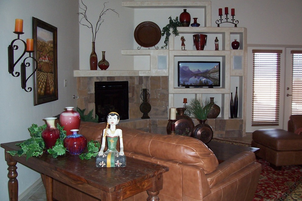 Mittelgroßes, Fernseherloses Mediterranes Wohnzimmer mit Keramikboden, Eckkamin, gefliester Kaminumrandung und beigem Boden in Albuquerque