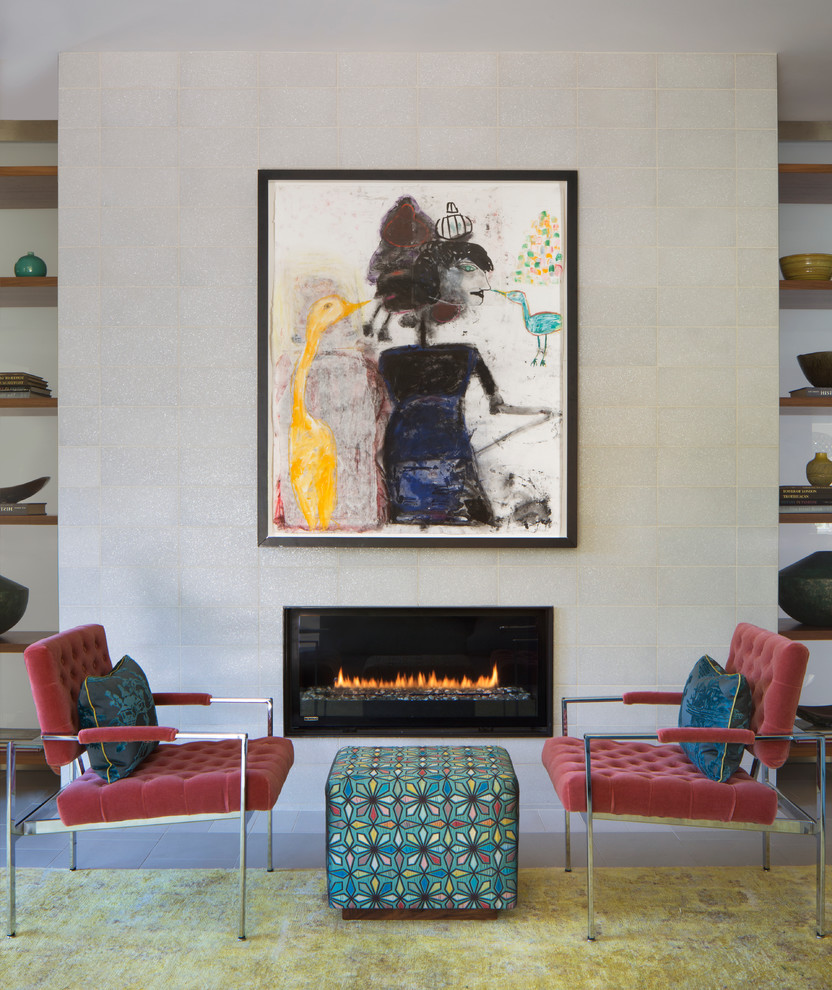 Cette image montre un salon design ouvert avec un sol en carrelage de céramique, une salle de réception et une cheminée ribbon.