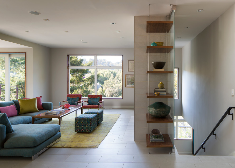 Idee per un soggiorno minimal aperto con pareti bianche e pavimento con piastrelle in ceramica