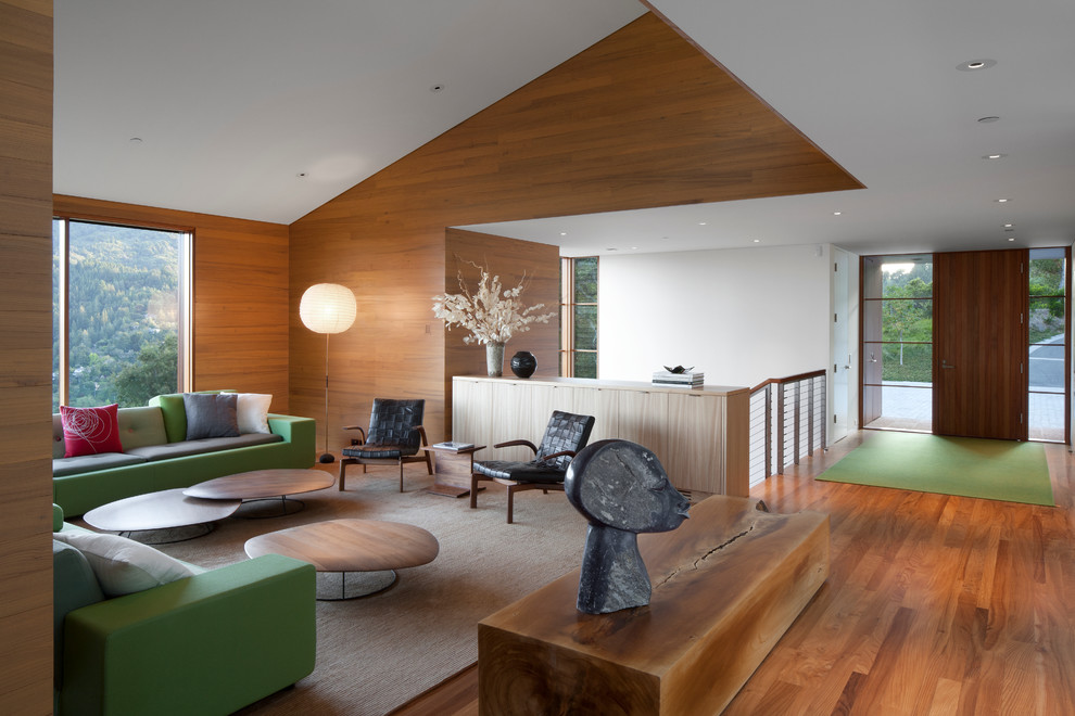 Repräsentatives, Fernseherloses Modernes Wohnzimmer ohne Kamin mit weißer Wandfarbe und braunem Holzboden in San Francisco
