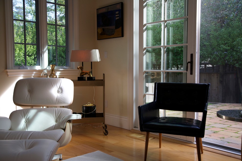 Kleines, Fernseherloses, Abgetrenntes Mid-Century Wohnzimmer mit beiger Wandfarbe, braunem Holzboden, Kamin und Kaminumrandung aus Stein in San Francisco