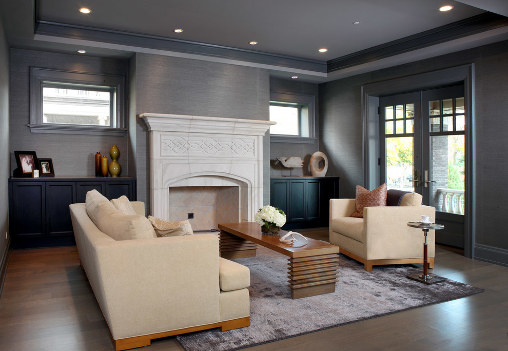 Mittelgroßes Klassisches Wohnzimmer mit grauer Wandfarbe und Kamin in Chicago