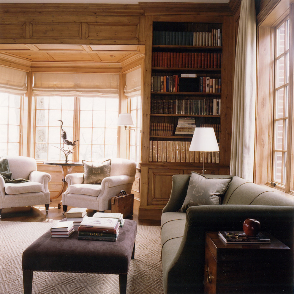На фото: открытая гостиная комната в классическом стиле с с книжными шкафами и полками и паркетным полом среднего тона