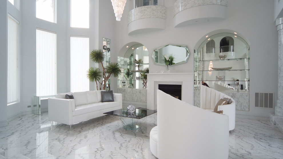 Großes, Repräsentatives, Fernseherloses, Offenes Modernes Wohnzimmer ohne Kamin mit weißer Wandfarbe und Marmorboden in Dallas