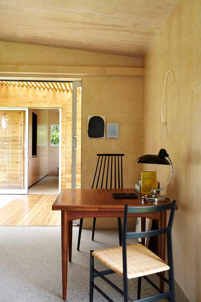 На фото: маленькая открытая гостиная комната в стиле лофт с бежевыми стенами, бетонным полом и серым полом для на участке и в саду с