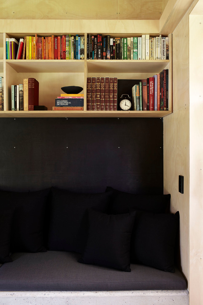 サンシャインコーストにある小さなインダストリアルスタイルのおしゃれなLDK (ベージュの壁、コンクリートの床、ライブラリー、グレーの床) の写真