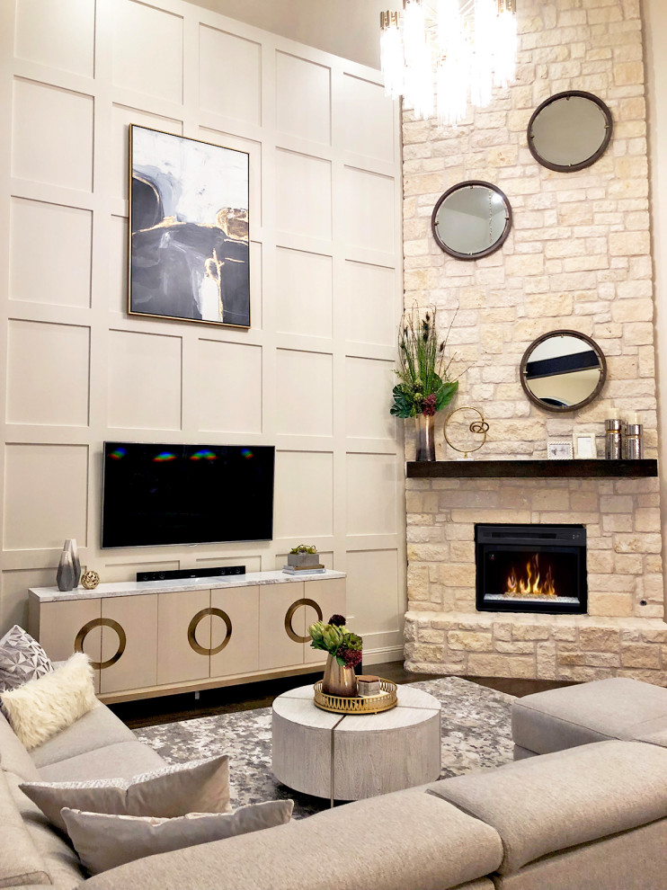 ダラスにある高級な中くらいなトランジショナルスタイルのおしゃれなLDK (ベージュの壁、濃色無垢フローリング、コーナー設置型暖炉、石材の暖炉まわり、壁掛け型テレビ、茶色い床、表し梁、羽目板の壁) の写真