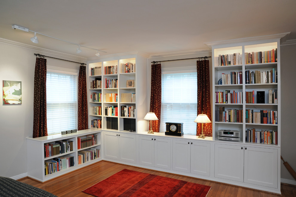 Ejemplo de salón para visitas cerrado clásico de tamaño medio sin chimenea y televisor con paredes blancas y suelo de madera en tonos medios