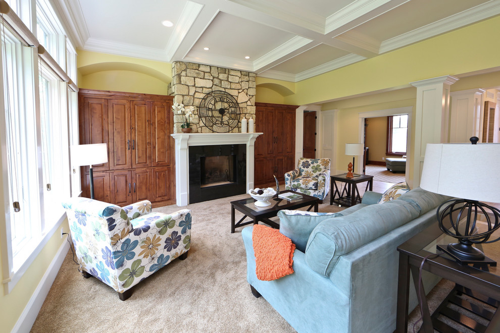 Источник вдохновения для домашнего уюта: большая открытая, парадная гостиная комната в классическом стиле с желтыми стенами, ковровым покрытием, стандартным камином, фасадом камина из дерева и серым полом без телевизора