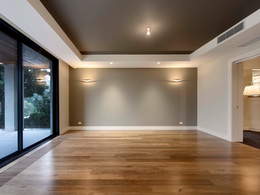 Großes, Abgetrenntes Retro Wohnzimmer ohne Kamin mit weißer Wandfarbe und hellem Holzboden in Melbourne