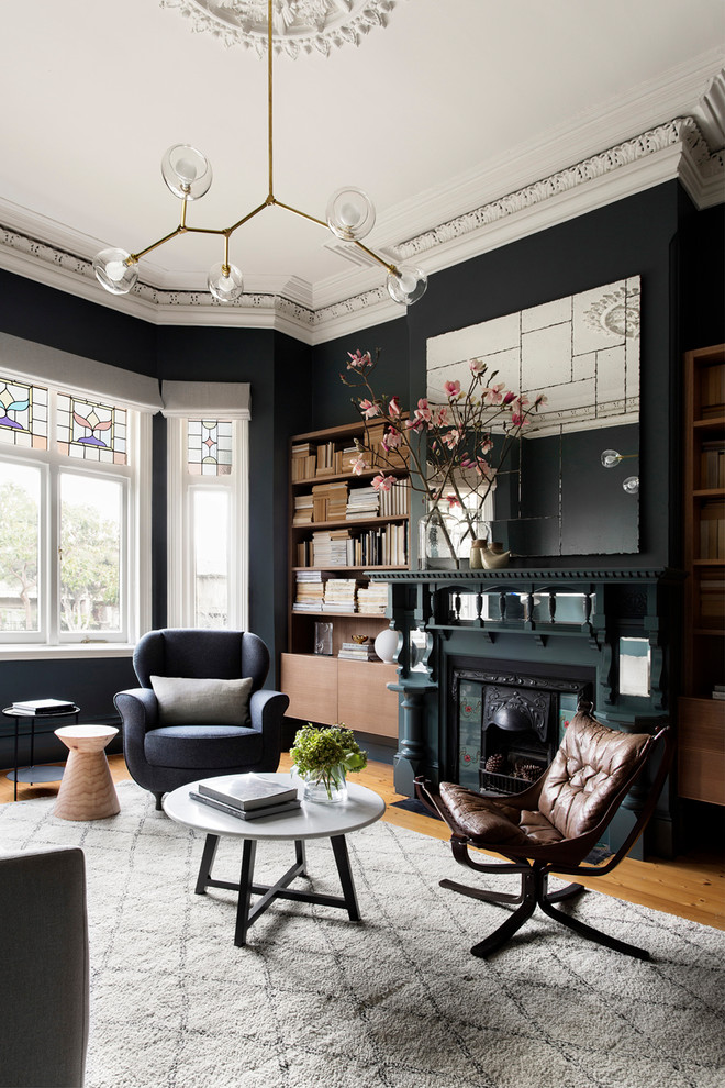 Offenes Klassisches Wohnzimmer mit schwarzer Wandfarbe, braunem Holzboden, Kamin und braunem Boden in Melbourne
