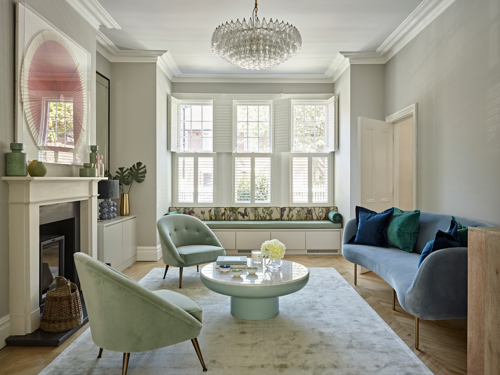 Ispirazione per un soggiorno classico chiuso con sala formale, pareti grigie, parquet chiaro e pavimento marrone