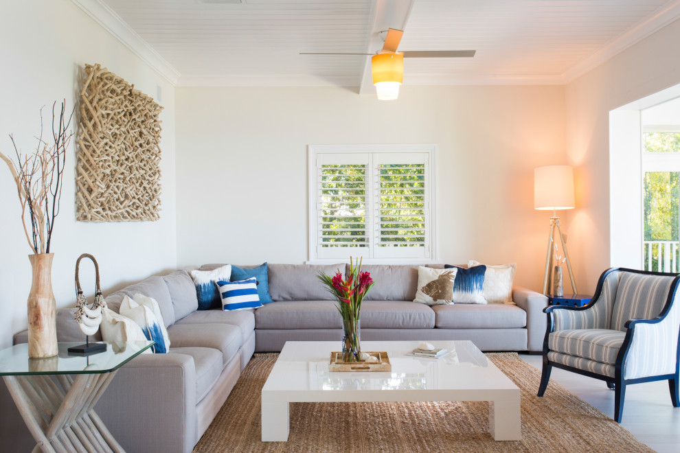 Ispirazione per un soggiorno stile marinaro con pareti beige, pavimento grigio e soffitto in perlinato