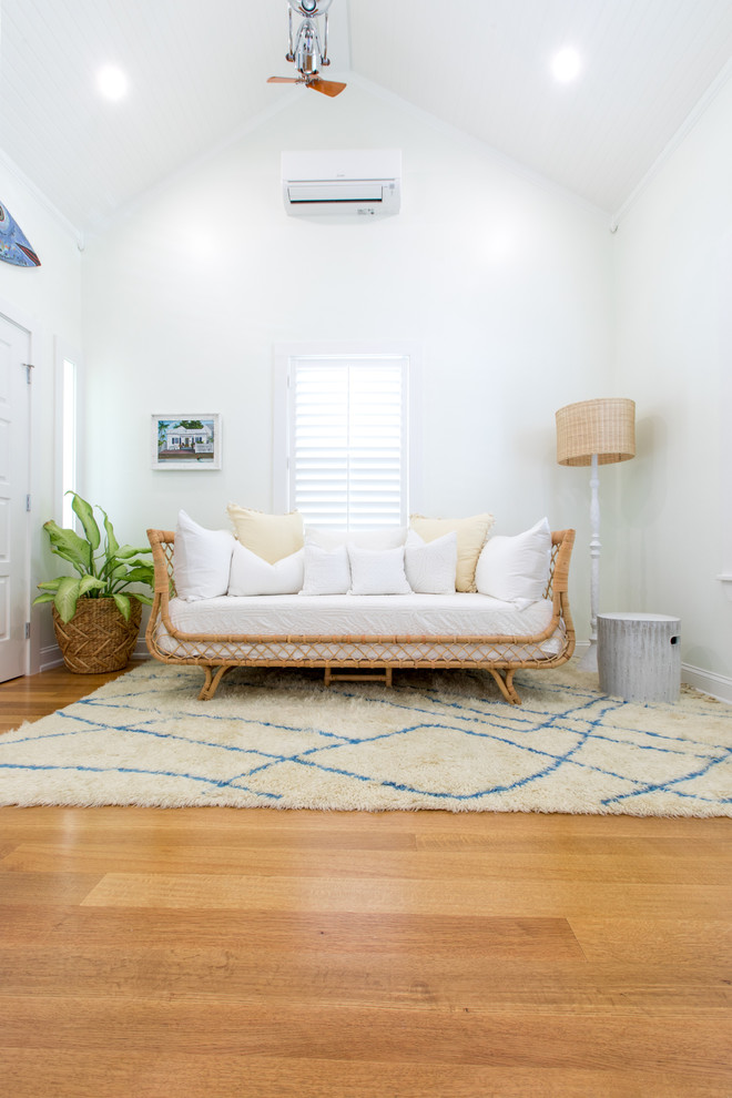 Foto di un soggiorno stile marino di medie dimensioni e aperto con pareti bianche e pavimento in legno massello medio