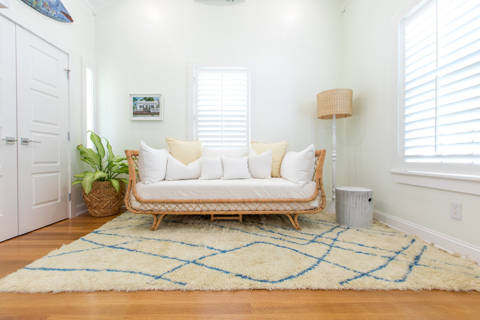 Immagine di un soggiorno costiero di medie dimensioni e aperto con pareti bianche e pavimento in legno massello medio