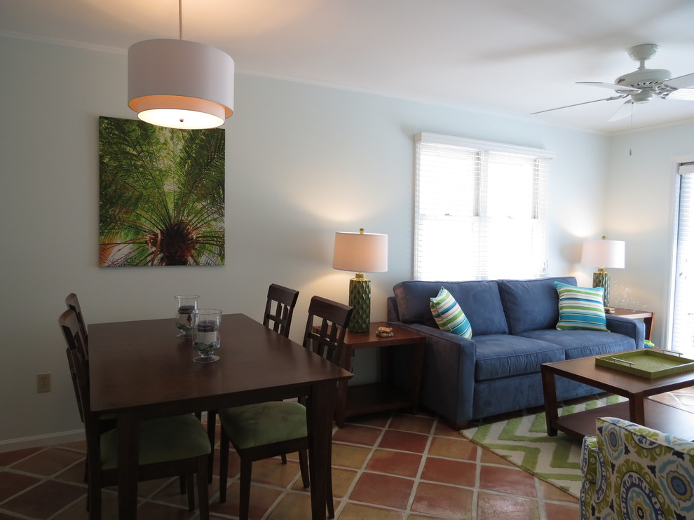 Kleines, Offenes Wohnzimmer ohne Kamin mit weißer Wandfarbe, Keramikboden, TV-Wand und braunem Boden in Miami