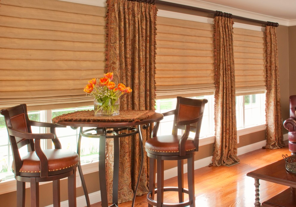Inspiration pour un salon traditionnel de taille moyenne avec un mur marron et un sol en bois brun.
