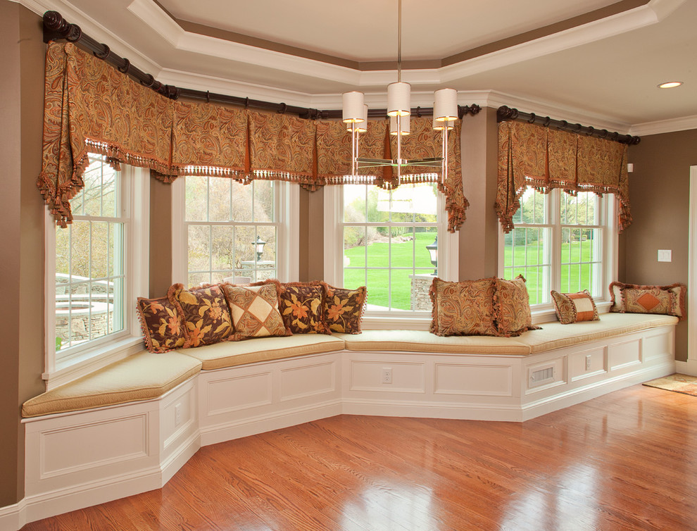 Mittelgroßes, Fernseherloses, Offenes Klassisches Wohnzimmer ohne Kamin mit brauner Wandfarbe und hellem Holzboden in Boston