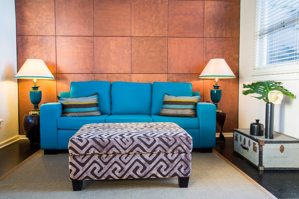 Idee per un grande soggiorno classico aperto con pareti marroni e pavimento in legno verniciato