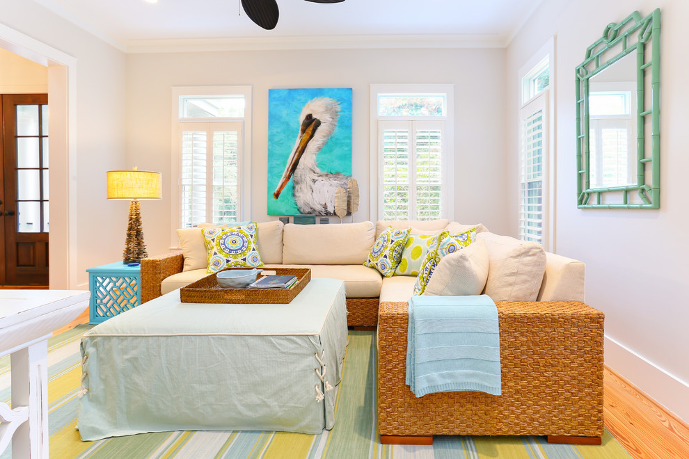 Foto de salón abierto costero con paredes beige y suelo de madera en tonos medios