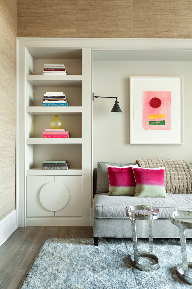 Cette image montre un salon gris et rose marin avec un mur beige, une salle de réception et un sol en bois brun.