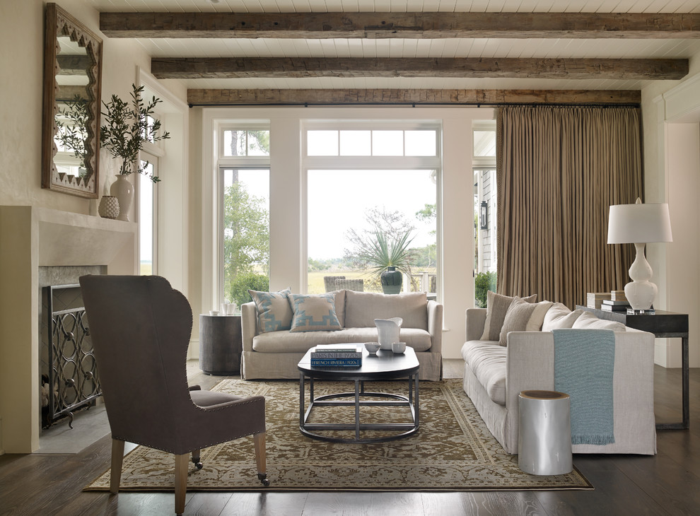 Immagine di un soggiorno stile marino chiuso con camino classico, sala formale, pareti bianche e parquet scuro