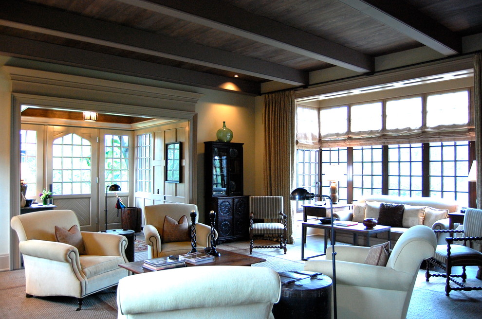 Aménagement d'un salon craftsman ouvert avec un mur beige, un sol en bois brun, une cheminée standard et un manteau de cheminée en plâtre.