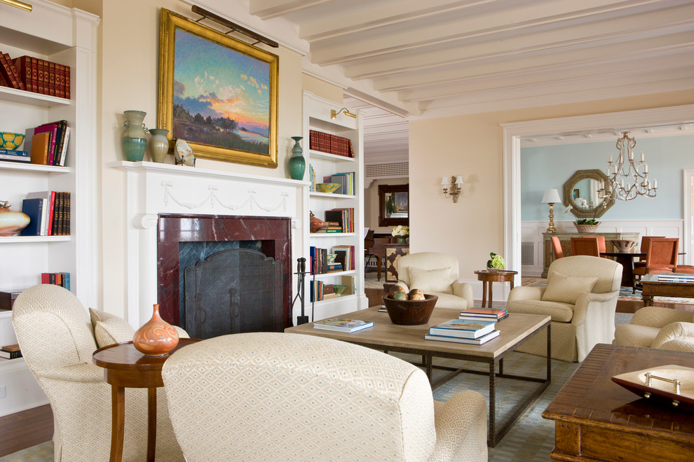 Großes, Repräsentatives, Fernseherloses, Abgetrenntes Klassisches Wohnzimmer mit beiger Wandfarbe, Kamin, braunem Holzboden und braunem Boden in Charleston